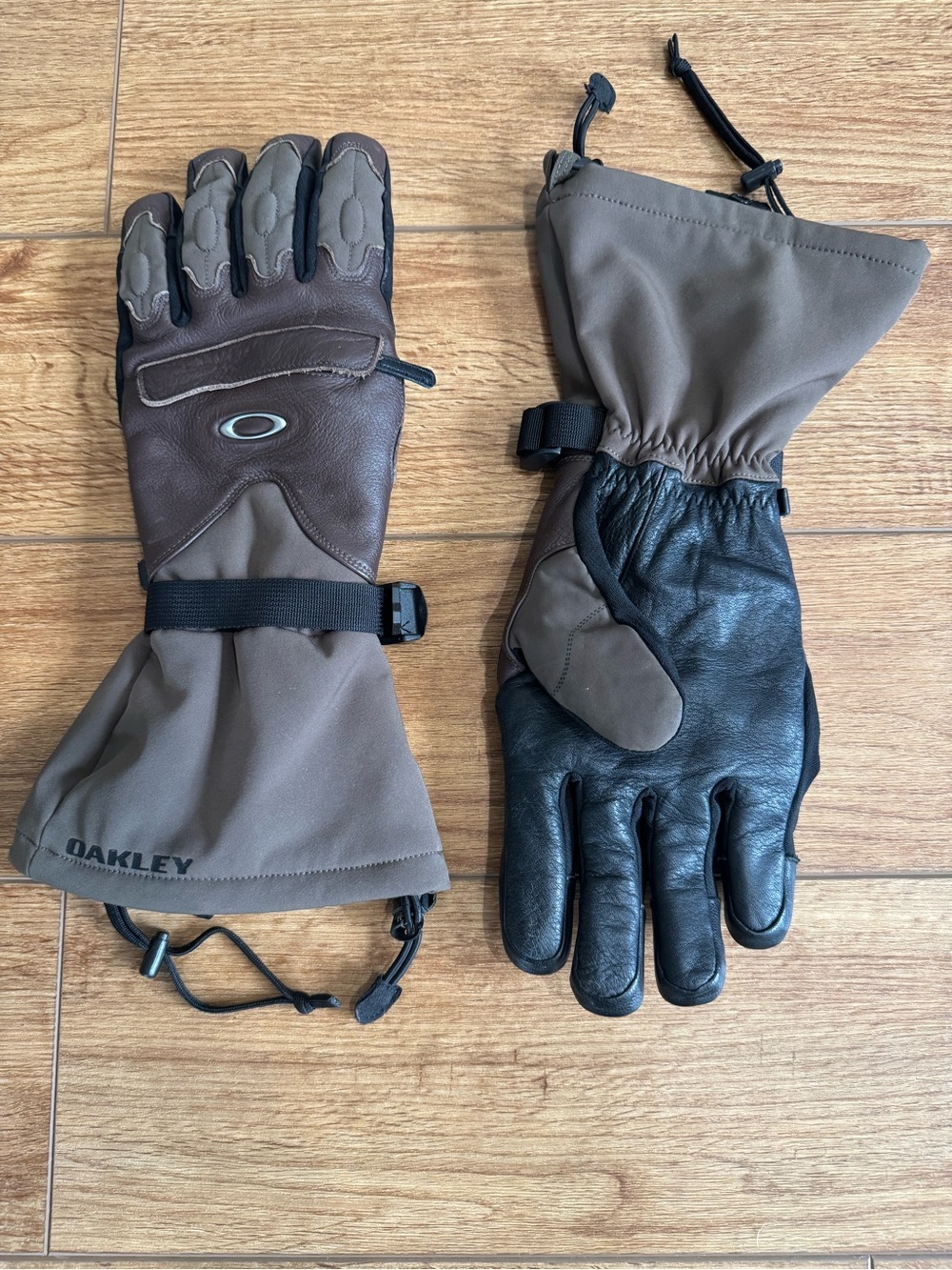 Vintage Oakley winter sports/snowmobile gloves. Brown size large